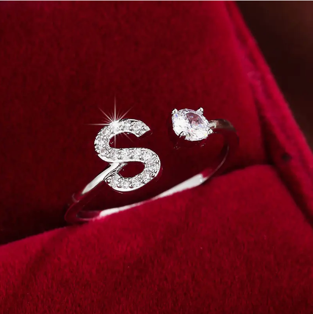 ゴールドとシルバーのジュエリー：エレガントなダイヤモンド文字リング