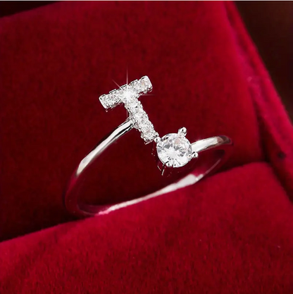 ゴールドとシルバーのジュエリー：エレガントなダイヤモンド文字リング