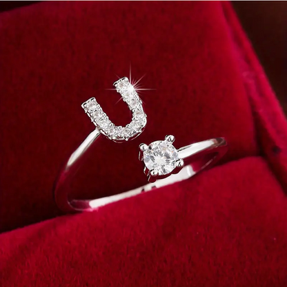 ゴールドとシルバーのジュエリー：エレガントなダイヤモンド文字リング