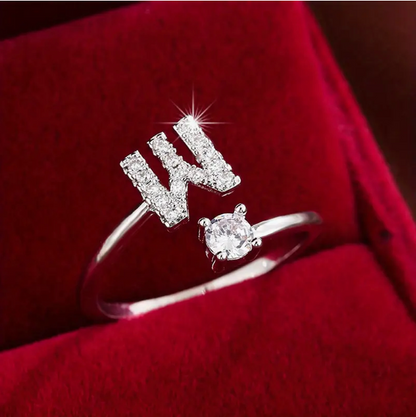 ゴールドとシルバーのジュエリー：エレガントなダイヤモンド文字リング