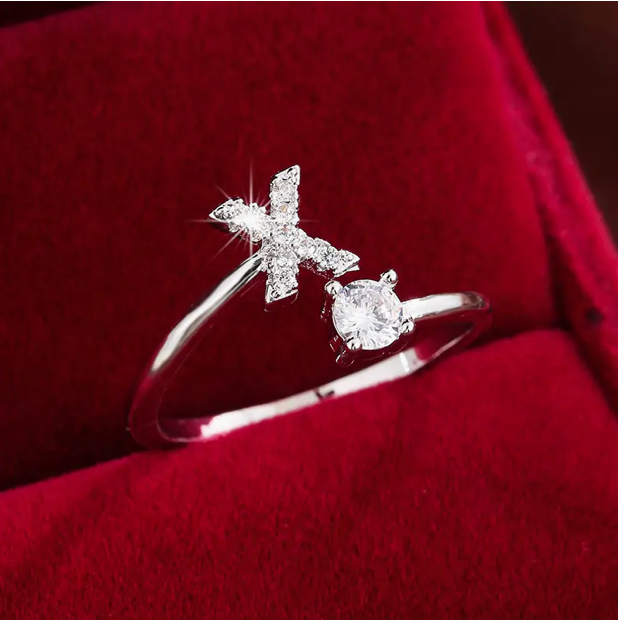 ゴールドとシルバーのジュエリー：エレガントなダイヤモンド文字リング