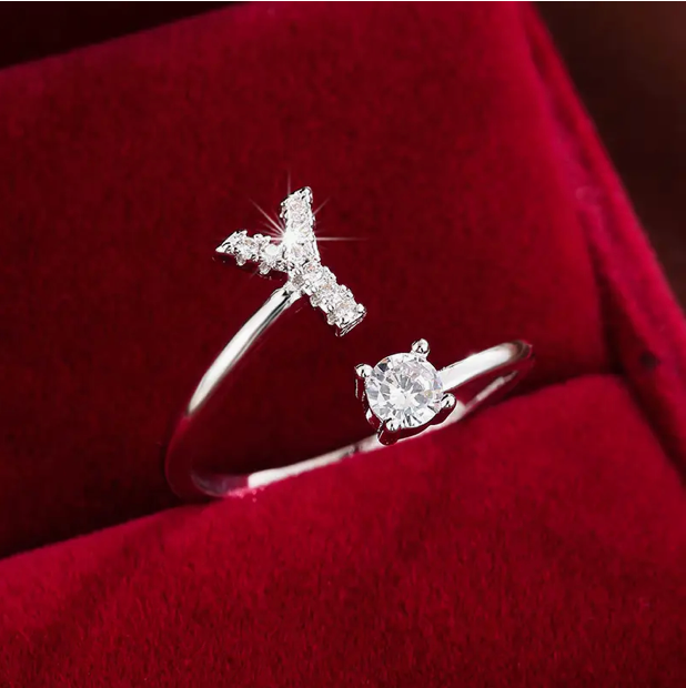 ゴールドとシルバーのジュエリー：エレガントなダイヤモンド文字リング