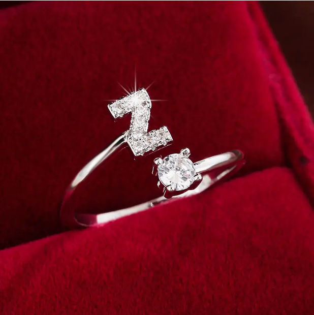 ゴールドとシルバーのジュエリー：エレガントなダイヤモンド文字リング