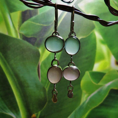 エレガントなボヘミアンスタイルのシルバーイヤリング、きらめくクリスタル付き