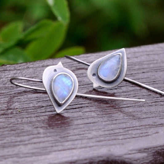 エレガントなヴィンテージ天然石の鳥モチーフイヤリング