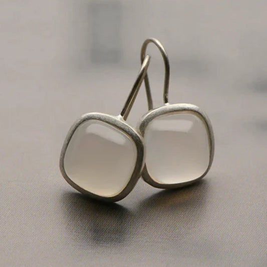 時代を超えたヴィンテージのイヤリング、キュービックムーンストーン付き