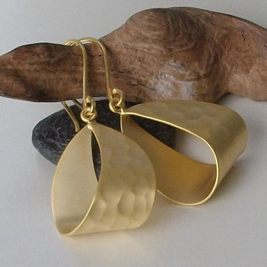 ゴールド仕上げの魅惑的なヴィンテージイヤリング