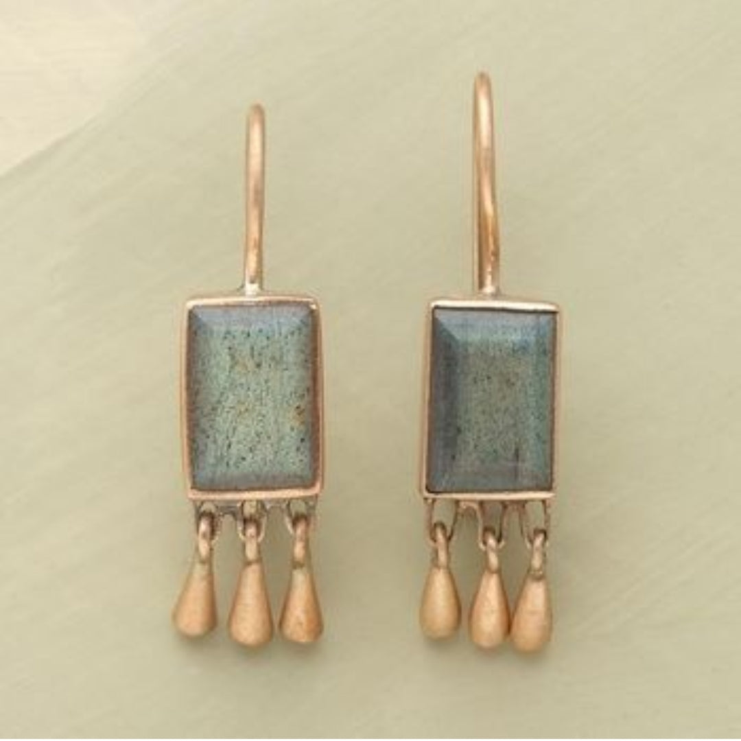 エレガントなヴィンテージ風のイヤリング、輝くストーンと上品なゴールド仕上げ付き