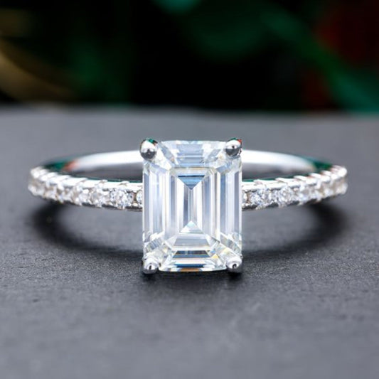 エレガントなヴィンテージリング、白いクリスタルと輝くシルバーキュービックジルコニア付き