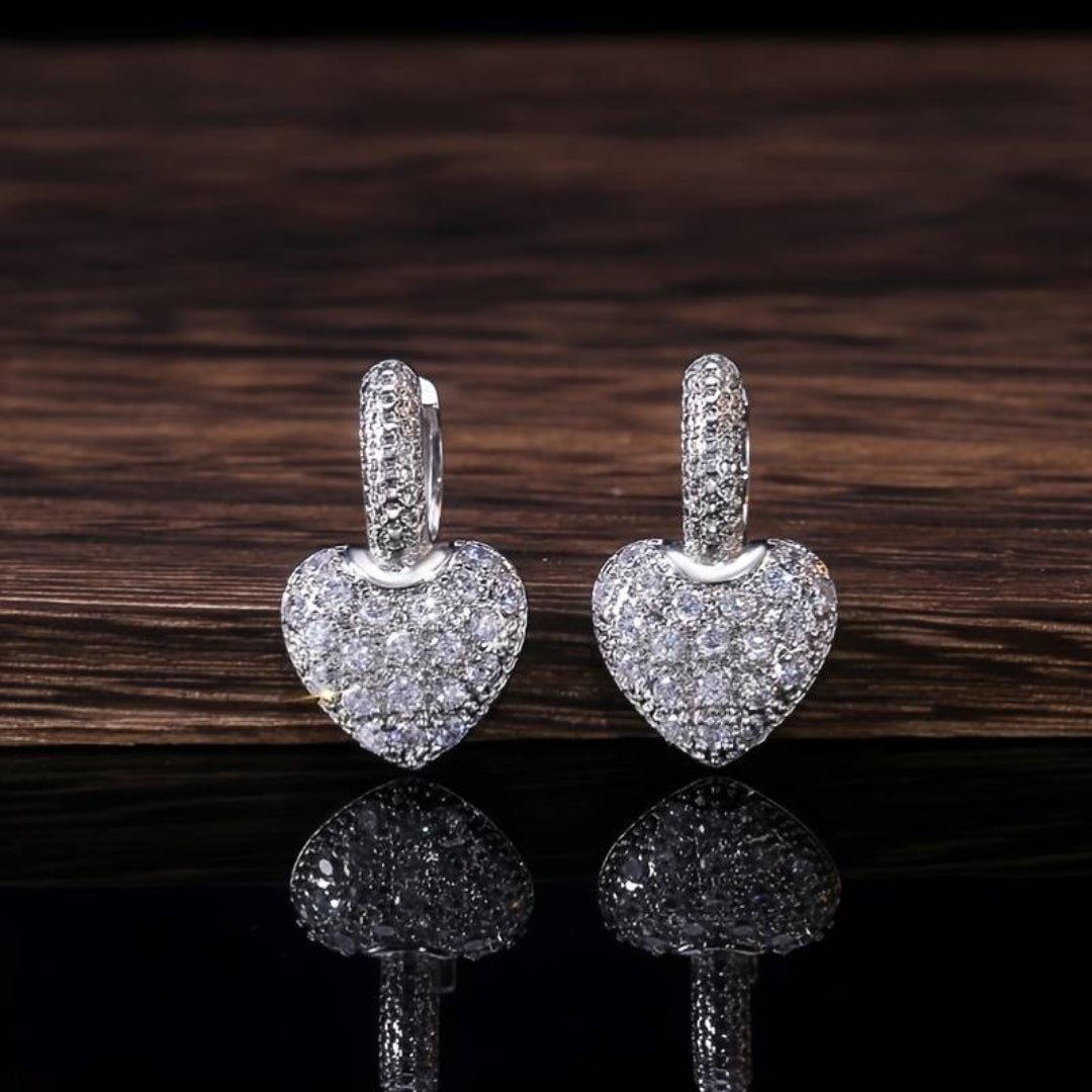 エレガントなルックのためのきらめくハートのイヤリング