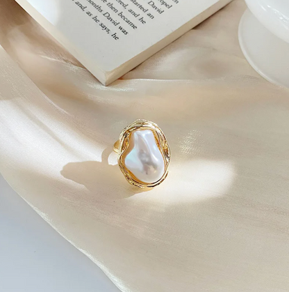 エレガントな18金ゴールドメッキのリング、輝く海の真珠付き