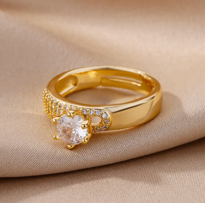 エレガントな18カラットの金メッキリング、輝くクイーンストーン付き