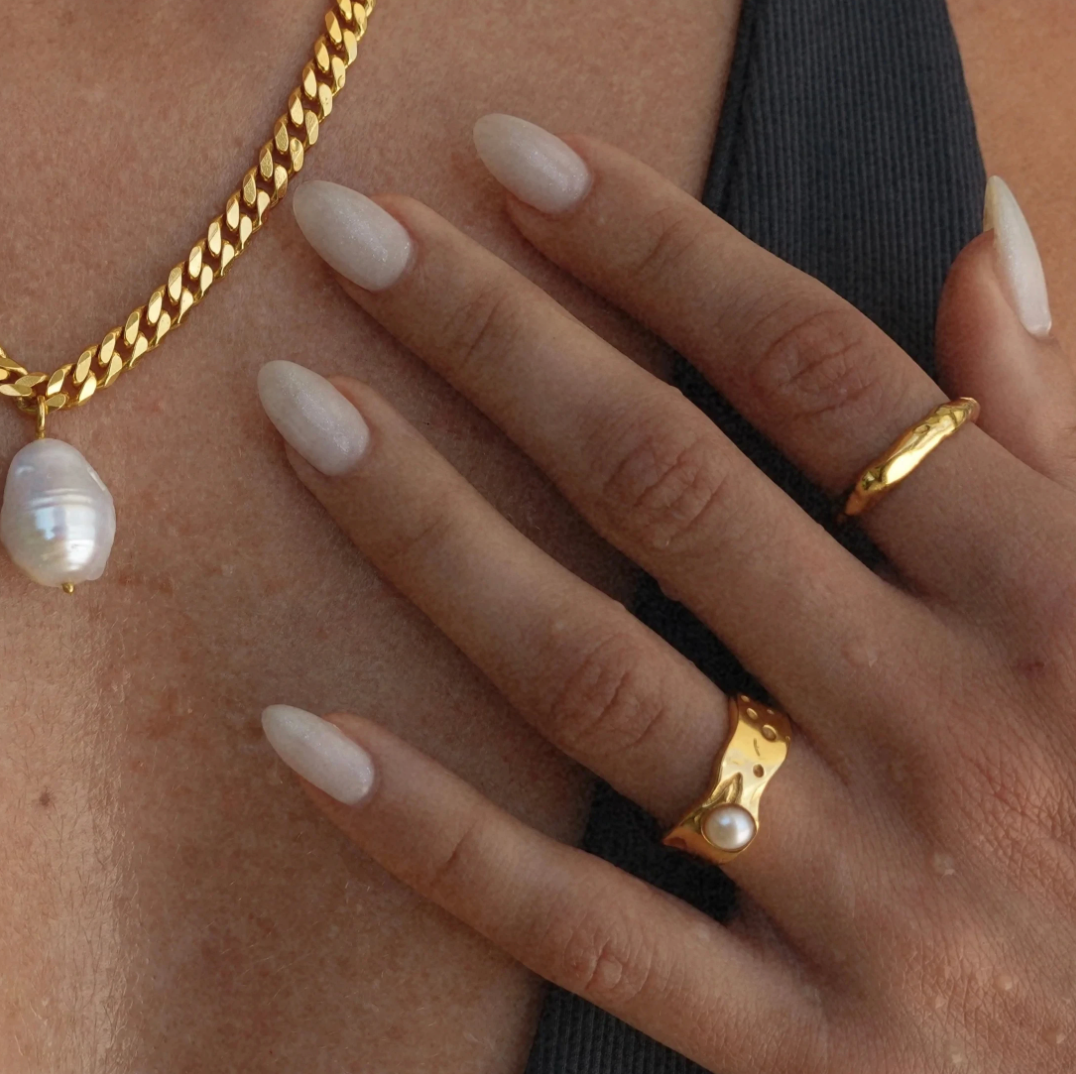 エレガントな18金メッキリング、魅惑的な運命の真珠付き