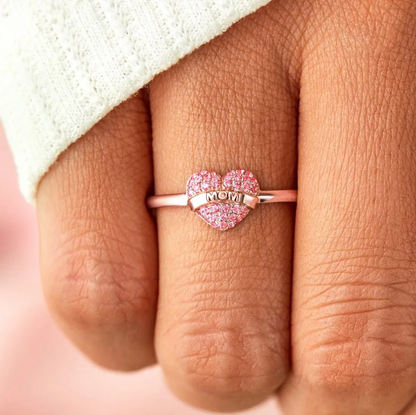 エレガントな「ママ」ハートリング、18Kゴールドメッキ素材に輝くジルコニア付き。