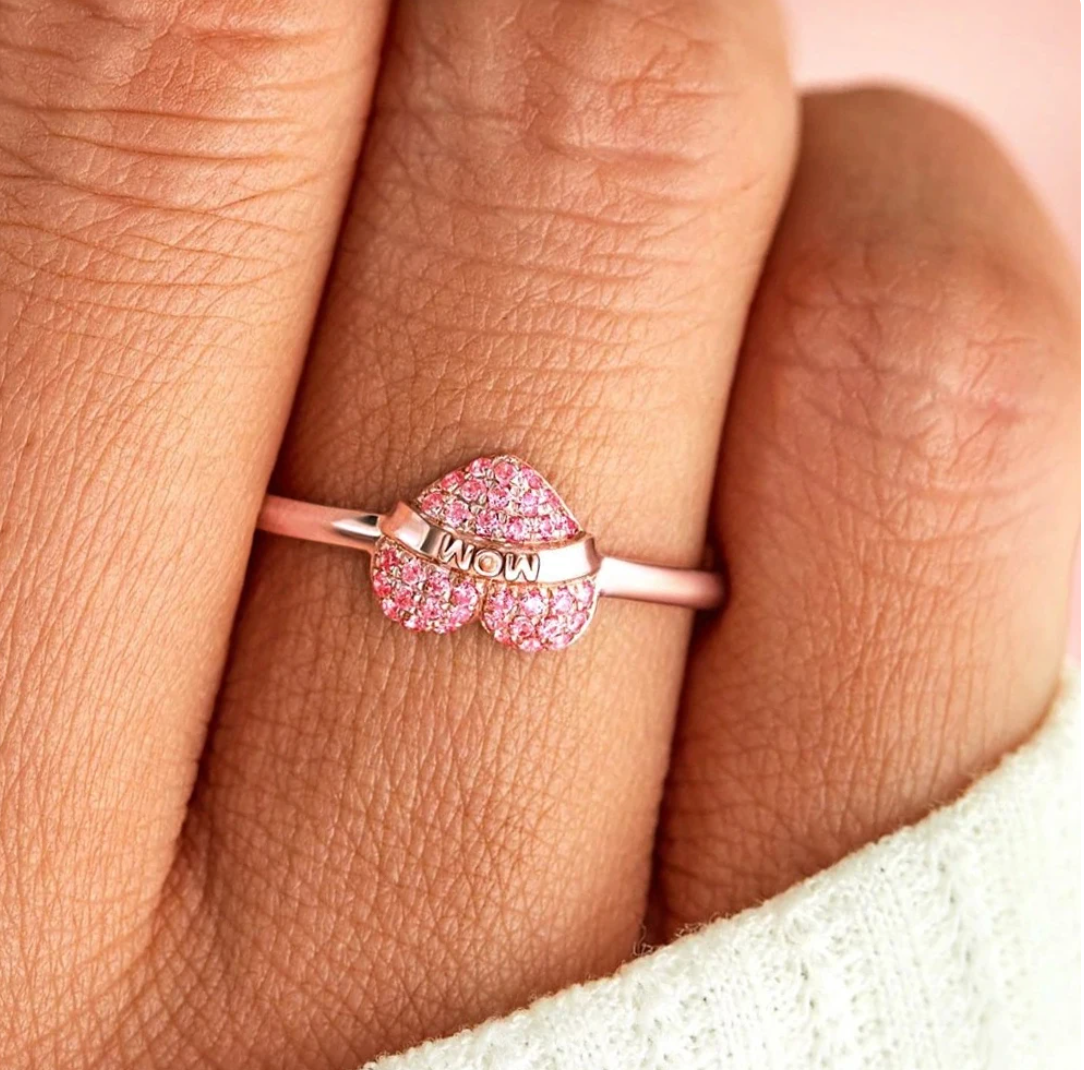 エレガントな「ママ」ハートリング、18Kゴールドメッキ素材に輝くジルコニア付き。