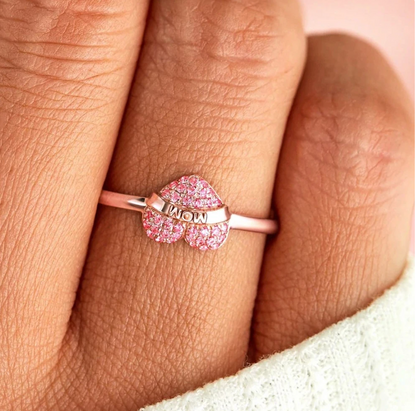 エレガントな「ママ」ハートリング、18Kゴールドメッキ素材に輝くジルコニア付き。