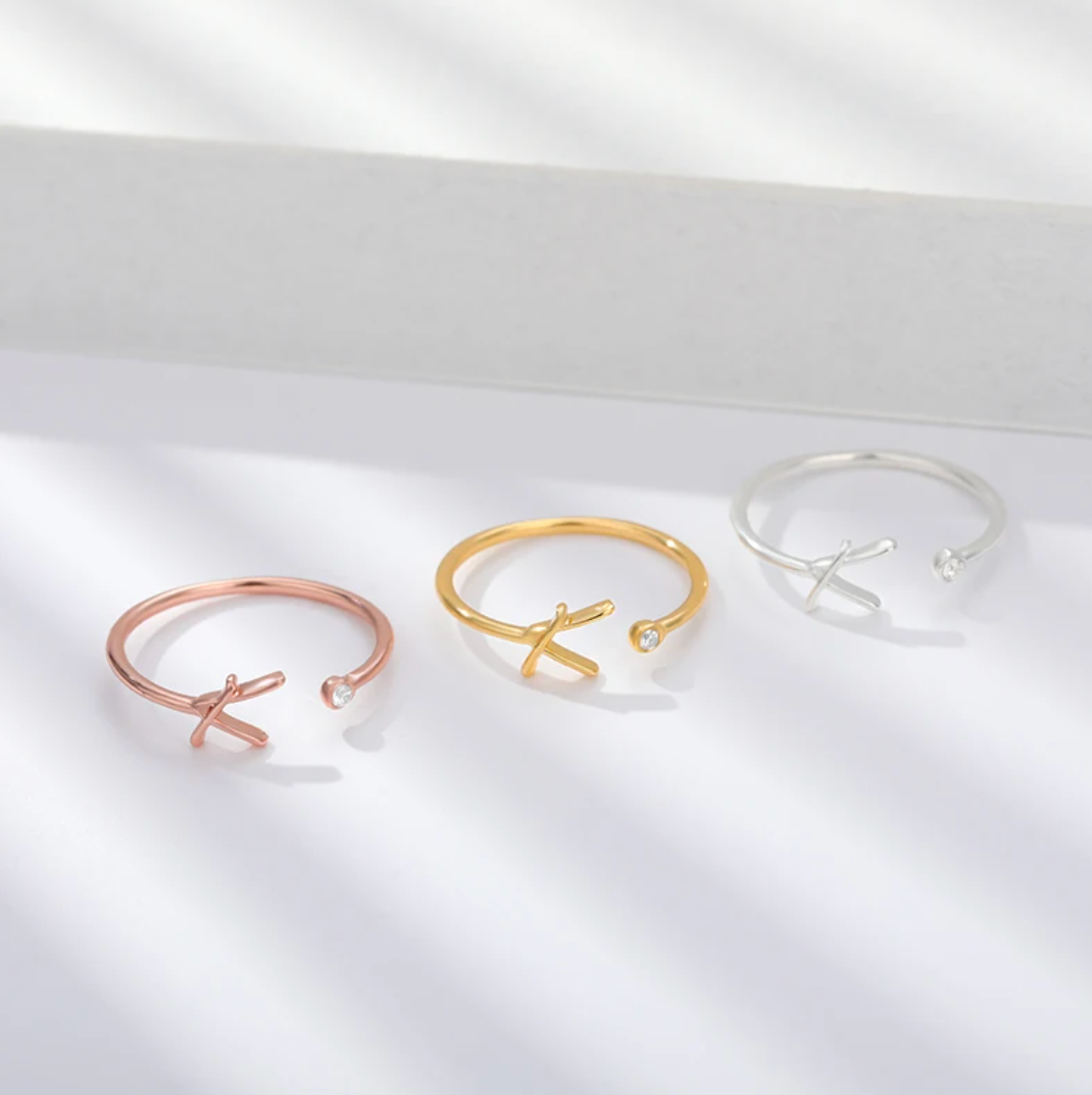 パーソナライズされたイニシャルリングでユニークなスタイルを演出