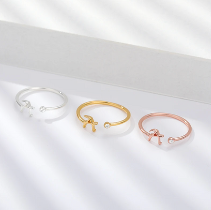 パーソナライズされたイニシャルリングでユニークなスタイルを演出