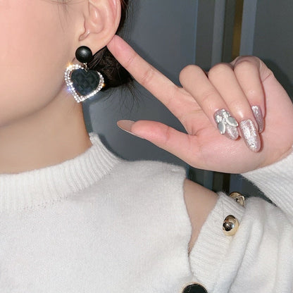 エレガントなゴールドのハートデザインのイヤリング