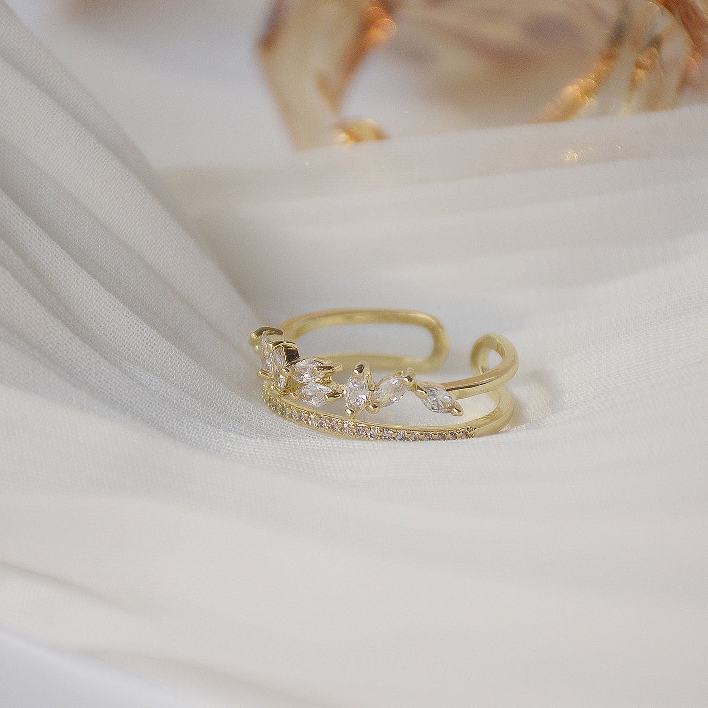 エレガントなゴールドリング、調整可能なジルコニアデザイン付き