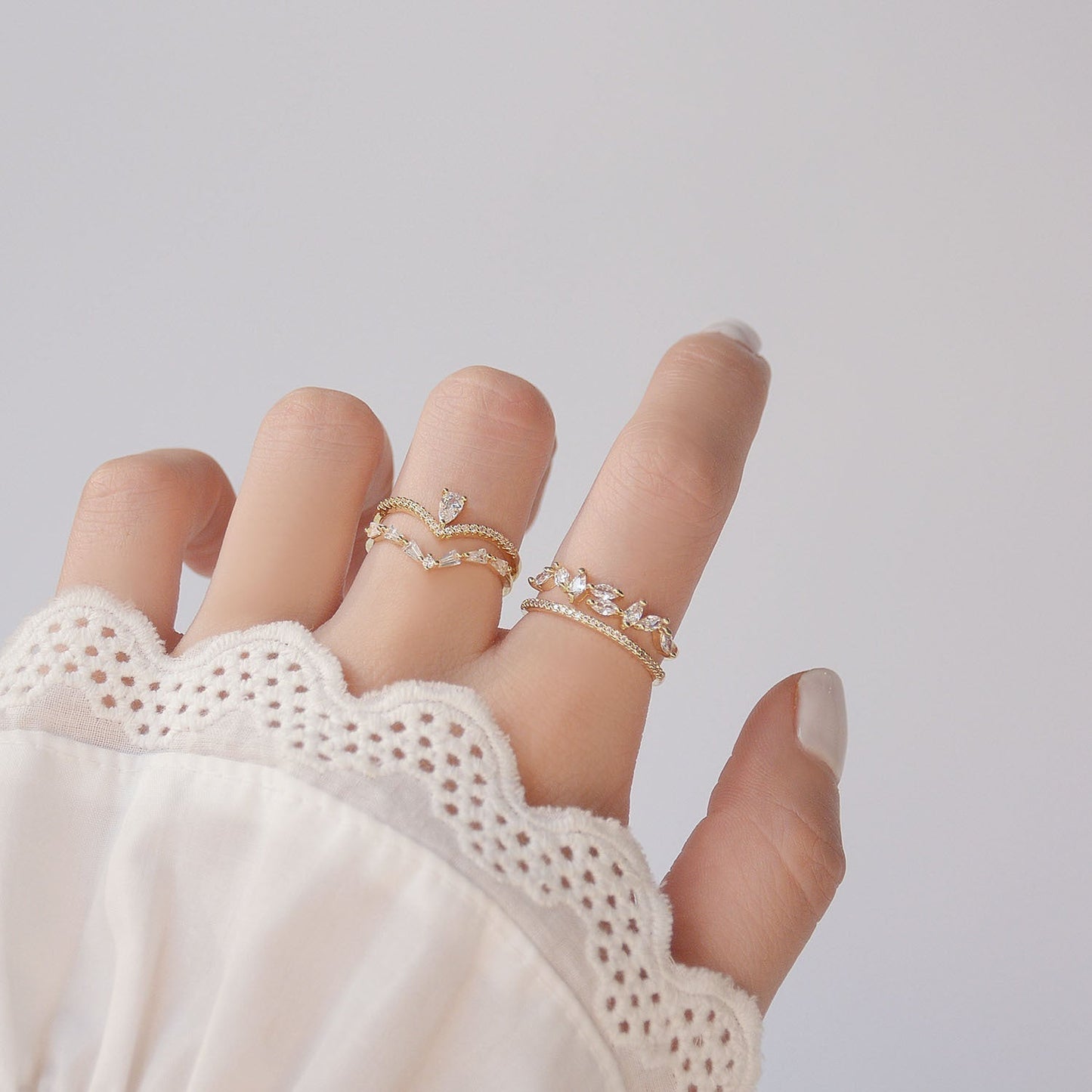 エレガントなゴールドリング、調整可能なジルコニアデザイン付き