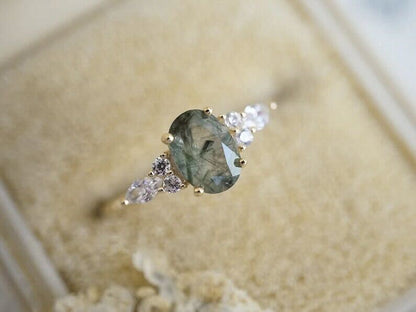 エレガントな18金メッキリング、輝く緑のエネルギークリスタル付き