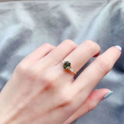 エレガントな18金メッキリング、輝く緑のエネルギークリスタル付き