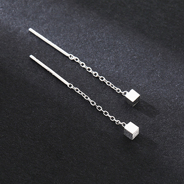 エレガントなキューブ型フープピアスでグラマーな雰囲気を演出