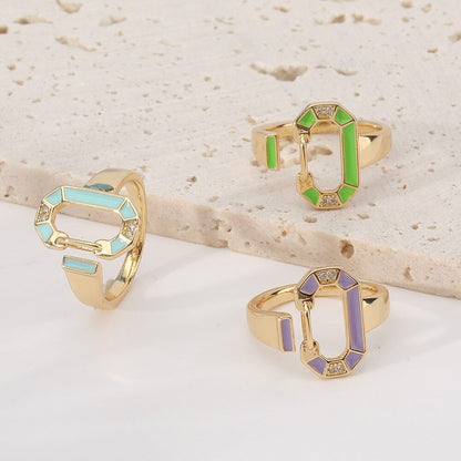 エレガントなラウンドリング 18金ゴールドコーティングとカラフルなアクセント付き