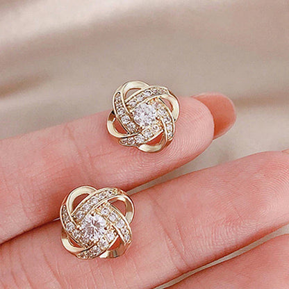 優雅なルックのための花模様スパイラルクロスピアス