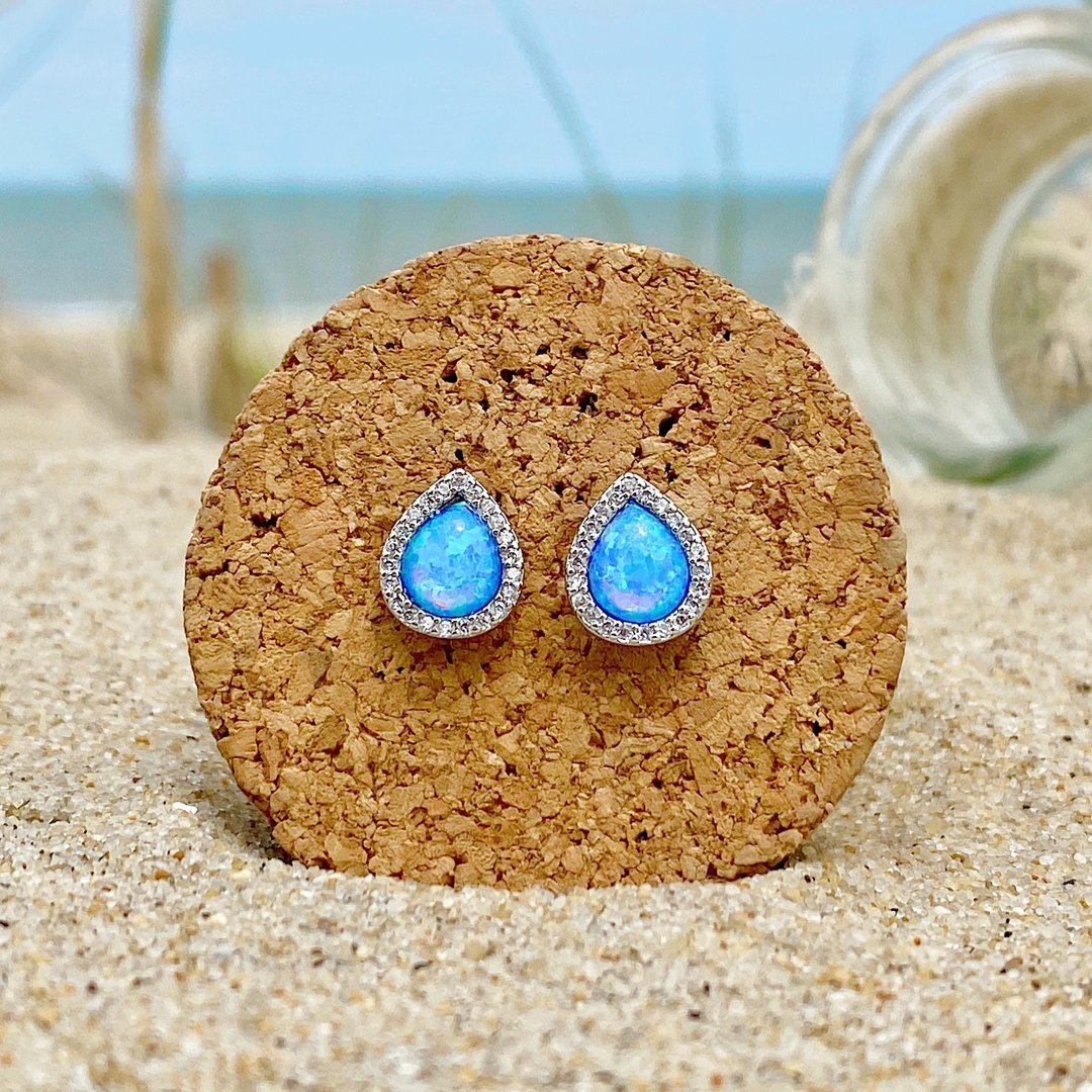 魅力的なオパールと高品質な銀で作られたイヤリング