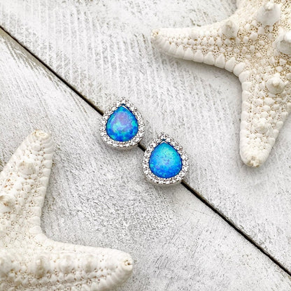 魅力的なオパールと高品質な銀で作られたイヤリング