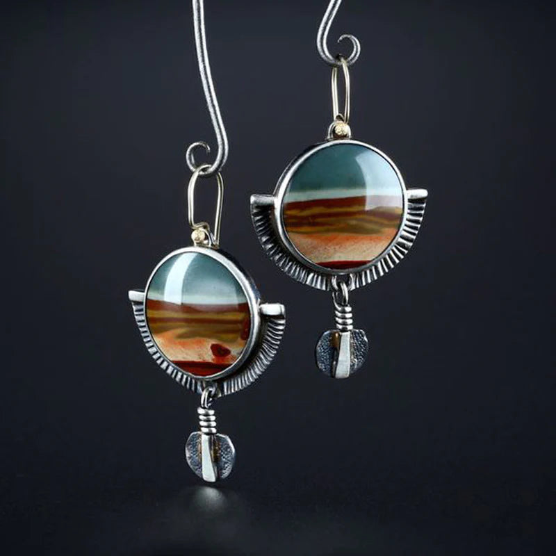 スタイリッシュなエスニックイヤリングでクリエイティブなルックを演出