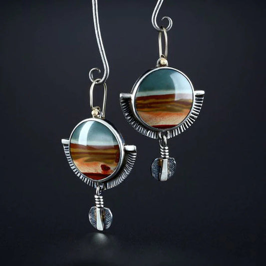 スタイリッシュなエスニックイヤリングでクリエイティブなルックを演出