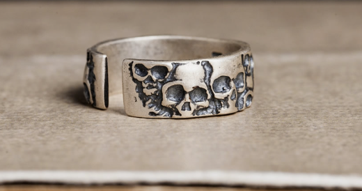 エレガントなヴィンテージリング、金細工の金属製で輝く青いインタリオクリスタル付き