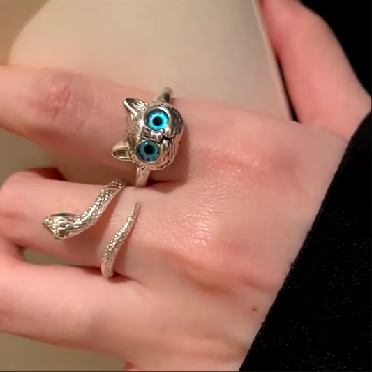 魅力的なハロウィンリングセット、猫と蛇のモチーフ、ハイポアレルゲンステンレス製、925スターリングシルバーと鮮やかな青のエナメルで仕上げられています