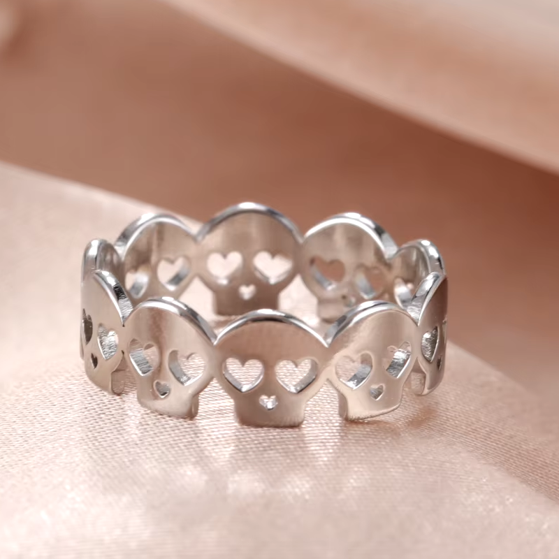 スタイリッシュなハロウィンルックにぴったりな925スターリングシルバー製エレガントな低アレルギー性ドクロリング