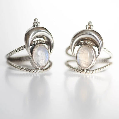 魅力的なオーバル型のレインボームーンストーンリング、月のフェーズデザイン付き