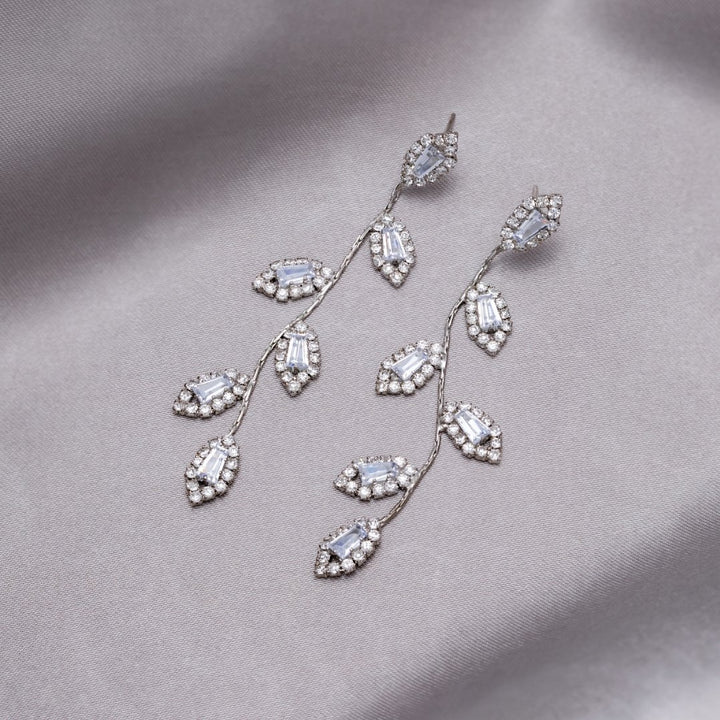 エレガントなジルコニアリーフペンダントのイヤリング ゴールドとシルバーの高級感