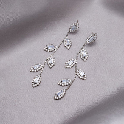 エレガントなジルコニアリーフペンダントのイヤリング ゴールドとシルバーの高級感