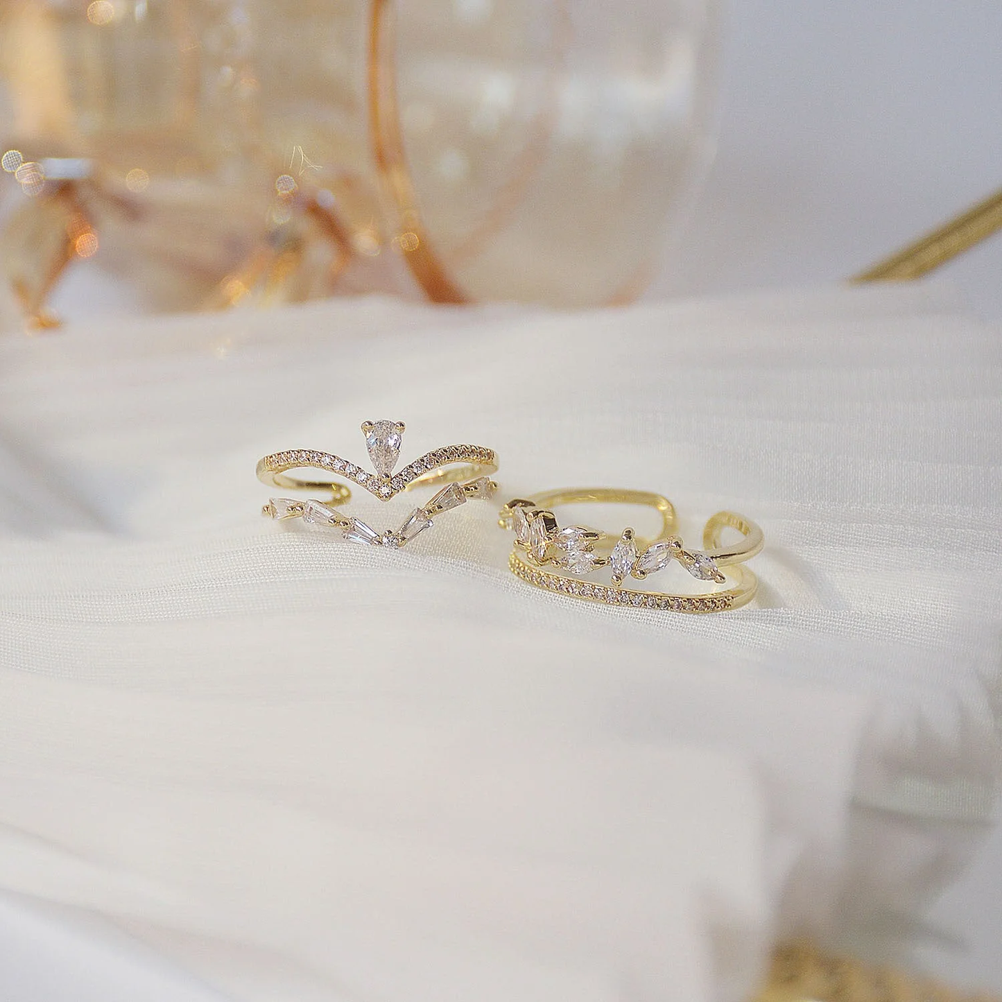 エレガントなゴールドリング、調整可能なジルコニアデザイン付き