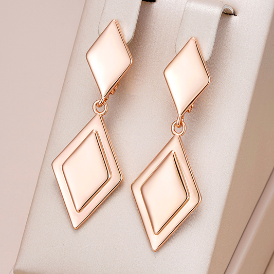 ゴールドルックのラグジュアリーなジオメトリックイヤリング