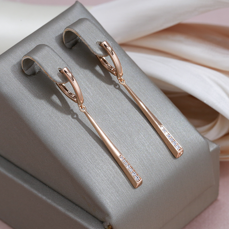 スタイリッシュなライトゴールドウッド製のイヤリング