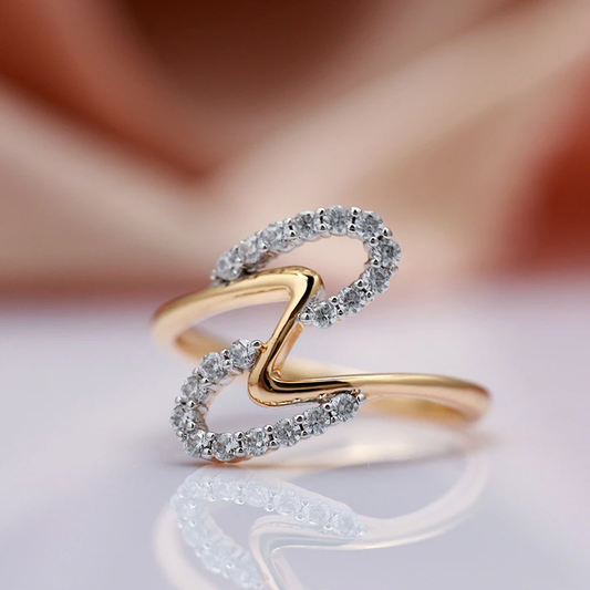 波状デザインの輝くゴールドリングでエレガントな印象を演出