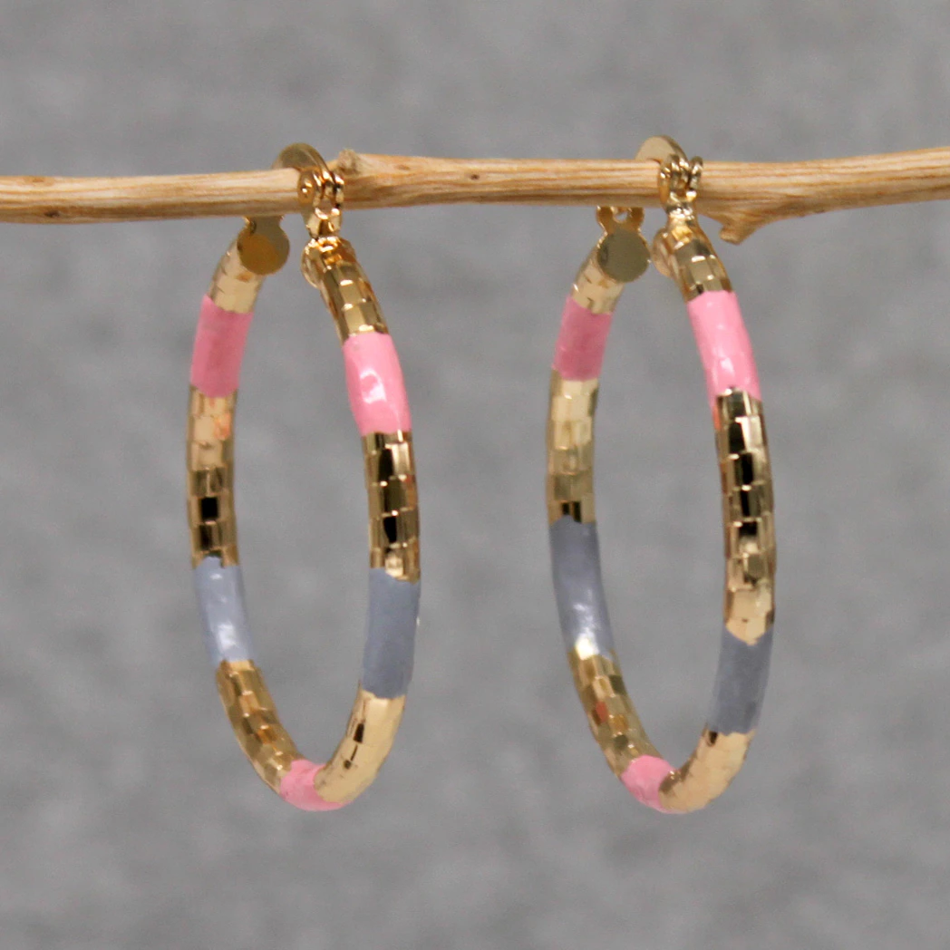 エレガントなビンテージスタイルのゴールドピアス