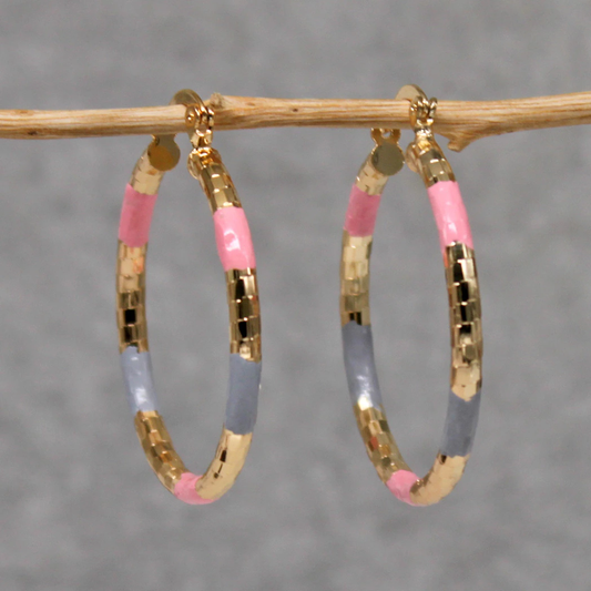 エレガントなビンテージスタイルのゴールドピアス