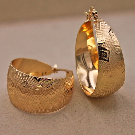 エレガントなゴールドエスニックピアス