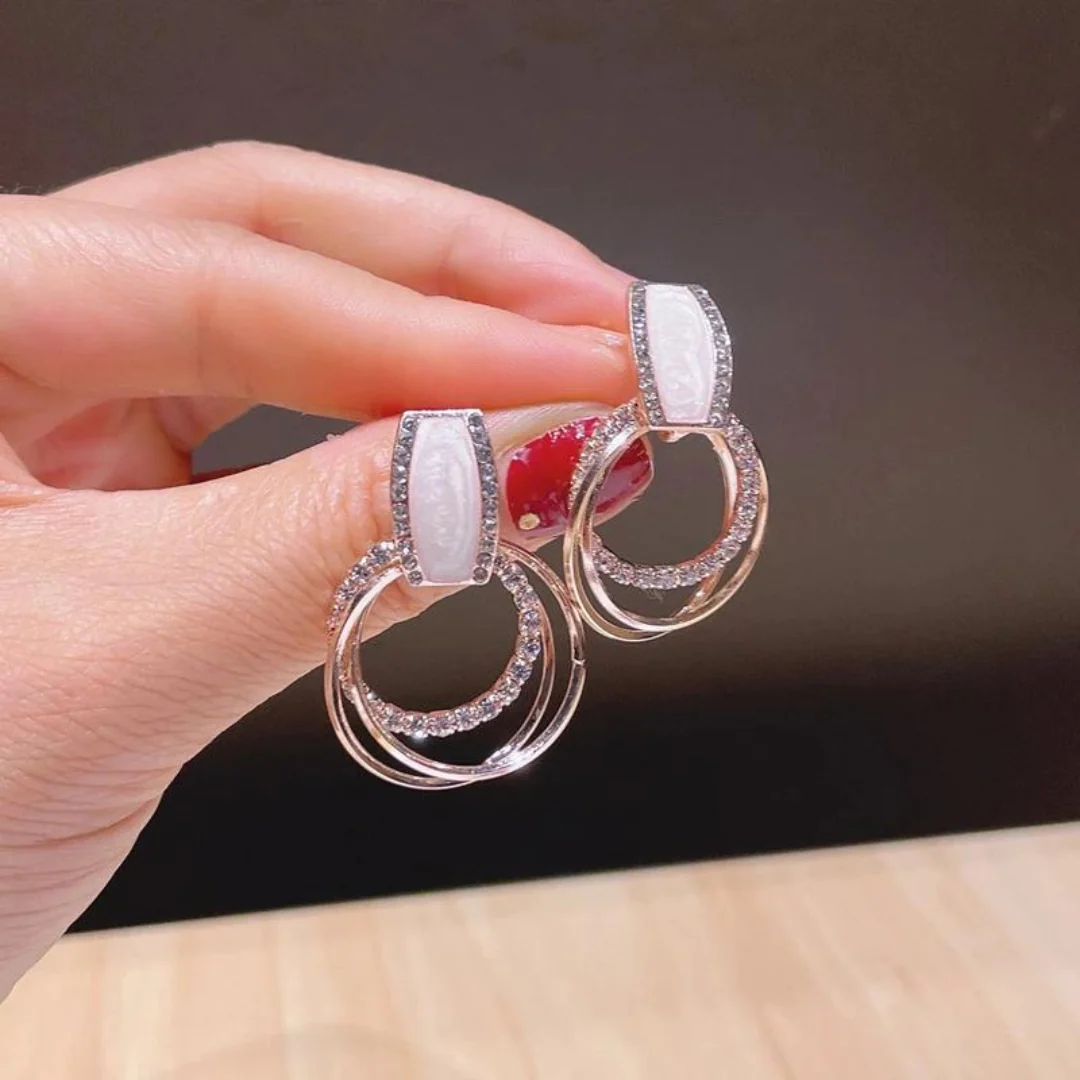 輝くエレガンス：光沢のある白いピアス