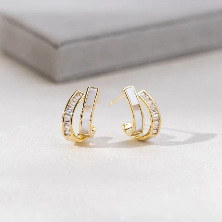 スタイリッシュなエナメルとジルコニアのイヤリング、あらゆる場面に最適