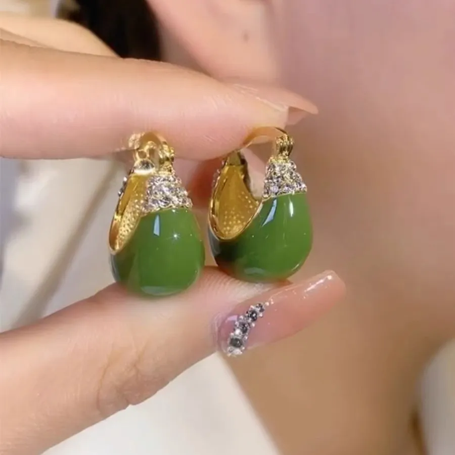 エレガントな光沢のある緑のバスケットデザインのイヤリング